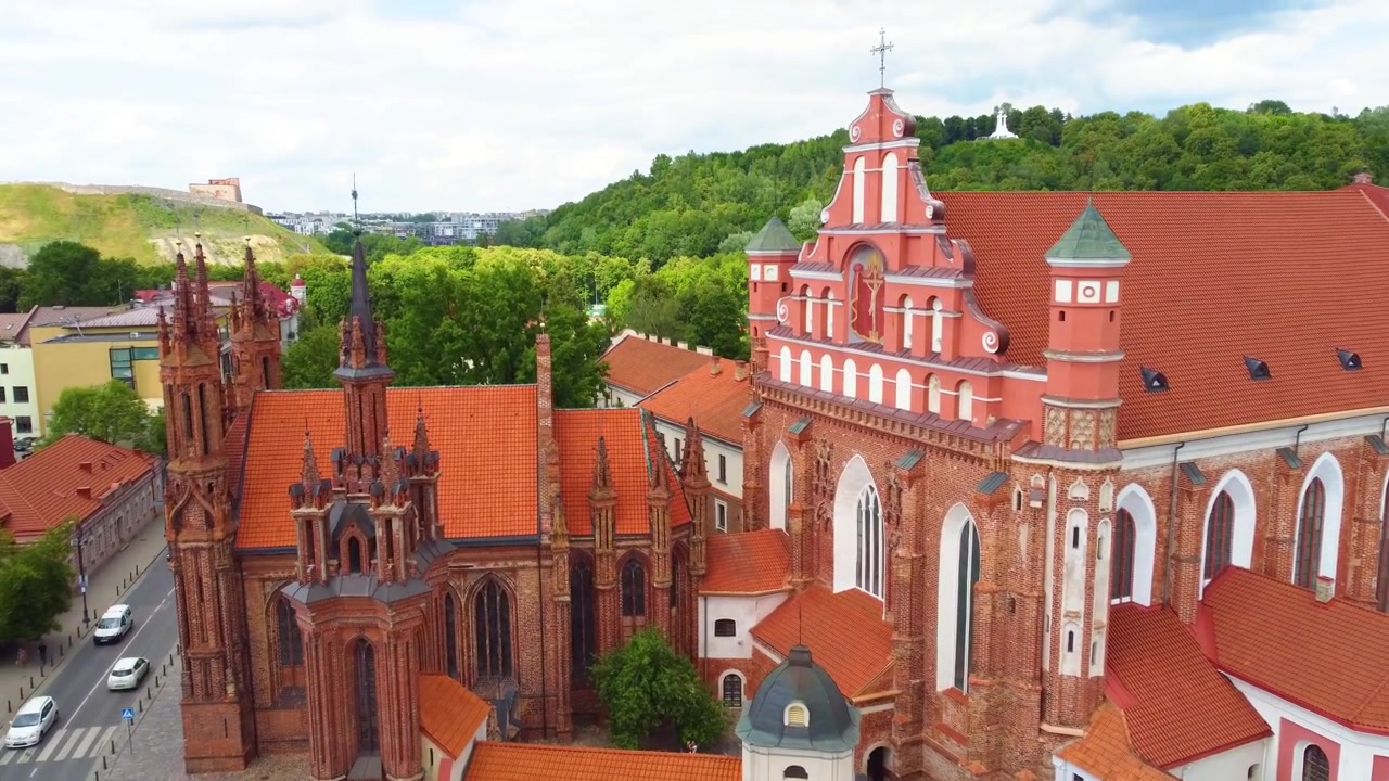 Complexo da Igreja de Santa Ana na cidade velha de Vilnius, vista aérea