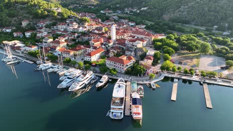 Luftdrohnenvideo,-Das-Langsam-Nach-Links-Fliegt-Und-Sich-Um-Die-Altstadt-Von-Skradin-In-Kroatien-Dreht,-Während-Vögel-Fliegen,-In-Der-Nähe-Des-Krka-Nationalparks