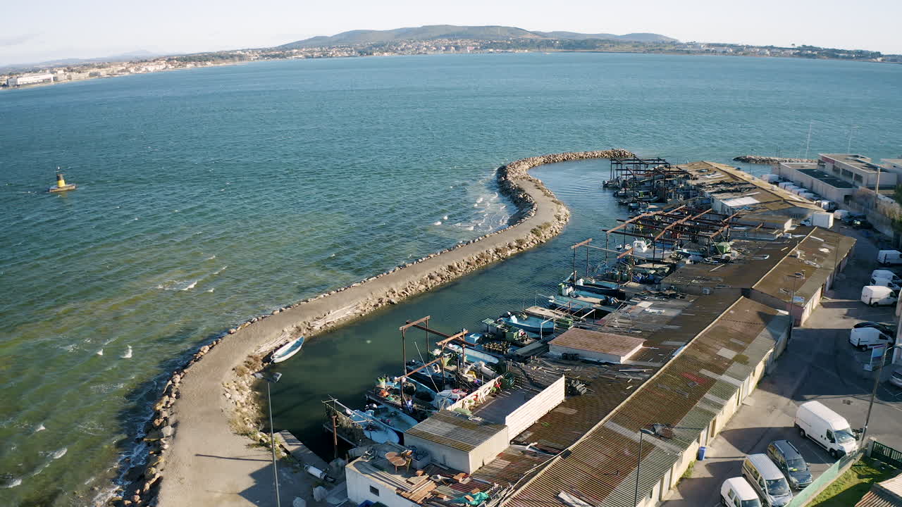 balaruc les bains와 함께 port du barrou 어항의 드론 풍경