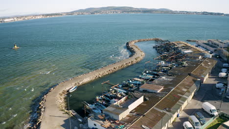 Luftdrohnenaufnahme-Des-Fischereihafens-Port-Du-Barrou-Mit-Balaruc-Les-Bains