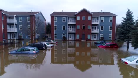 Aerea-Dron-Inundado-Coches-Apartamentos-Rio-Lluvia-Desastre-Natural-Dron-Varado-Reclamacion-Seguro