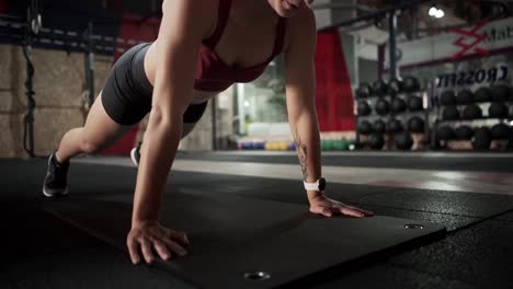 mujer haciendo flexiones en el gimnasio