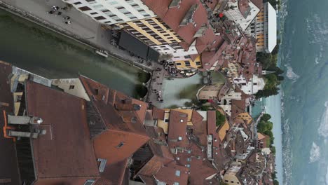 Pintoresco-Canal-Fluvial-De-Annecy,-Francia-Impresionante-Antena-Vertical