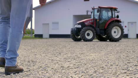 sección baja del agricultor caminando en la granja