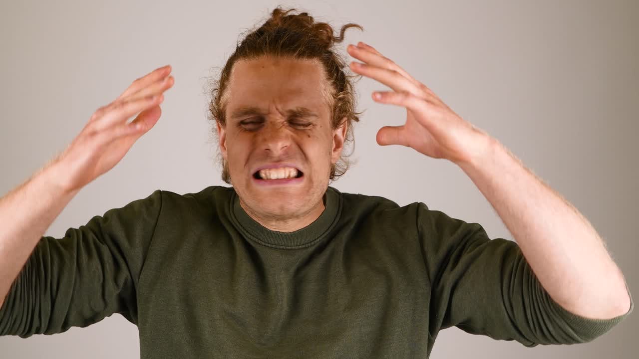 hombre enojado y confundido con lo que le está sucediendo o frente a él