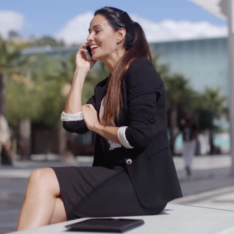 Elegante-Mujer-Joven-En-Un-Pueblo-Tropical