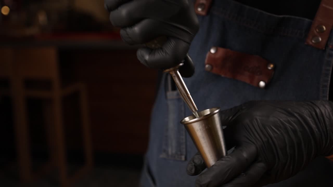 el camarero preparando un cóctel.