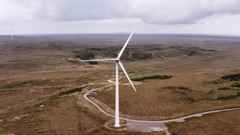 Vista-Aérea-De-Las-Palas-De-Una-Turbina-Eólica-Que-Genera-Energía.