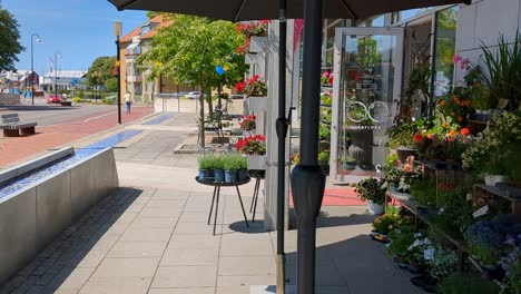 Vista-Panorámica-De-4k-60fps-Desde-La-Tienda-De-Flores-Hasta-La-Calle-En-Una-Ciudad-Sueca-Junto-Al-Mar---Toma-Panorámica