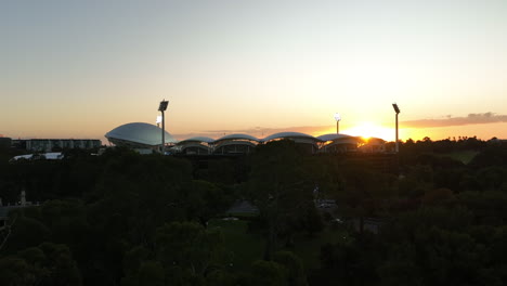 drone de 4k al atardecer en el óvalo de adelaida, australia