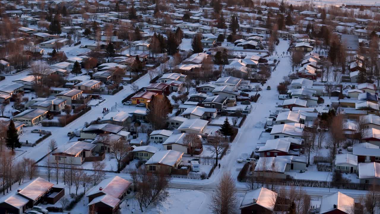 셀포스 타운 (selfoss town) 의 주택과 함께 눈이 내린 겨울 주택 지역, 일몰 시간에 아이슬란드 이웃, 마을 타운의 아파트 및 부동산.