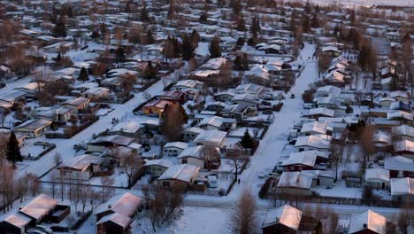 área de vivienda de invierno nevada con casas en la ciudad de selfoss. barrio islandés a la hora de la puesta del sol. apartamentos y bienes raíces en la ciudad del pueblo.