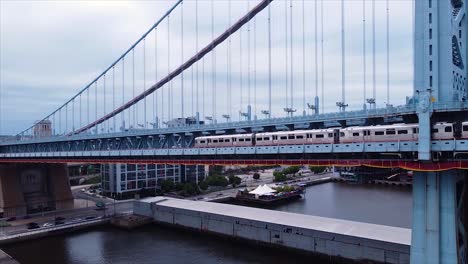 Toma-De-Un-Tren-Subterráneo-Cruzando-El-Puente-Ben-Franklin-En-Filadelfia,-Pennsylvania