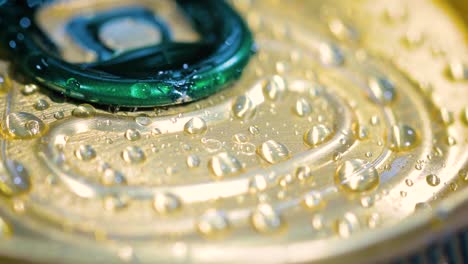 la tapa de la lata de soda de aluminio de refresco con hielo da la vuelta al círculo.