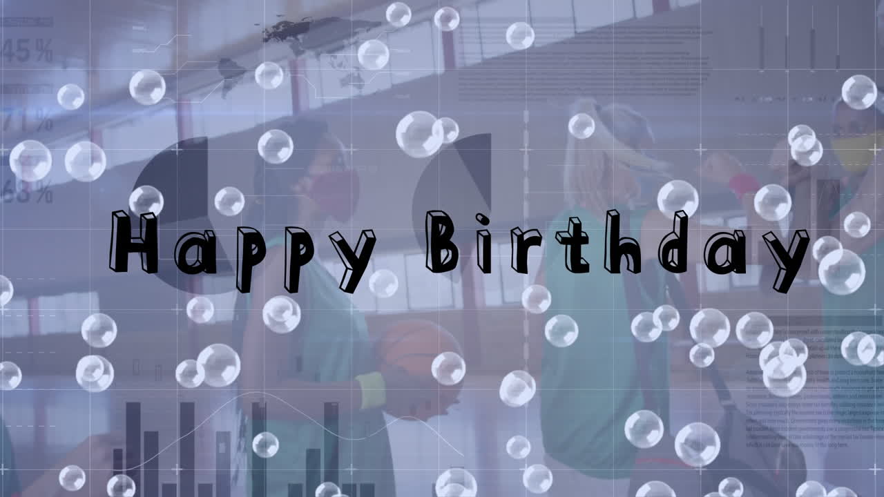 animación de feliz cumpleaños texto y burbujas sobre un grupo diverso de jugadores de baloncesto en el gimnasio