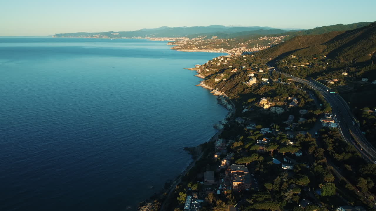 paisaje costero italiano con autopista