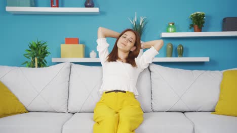 una mujer joven relajada, feliz y pacífica.