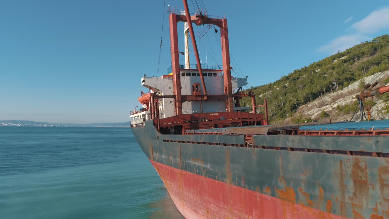 barco de carga abandonado en la bahía