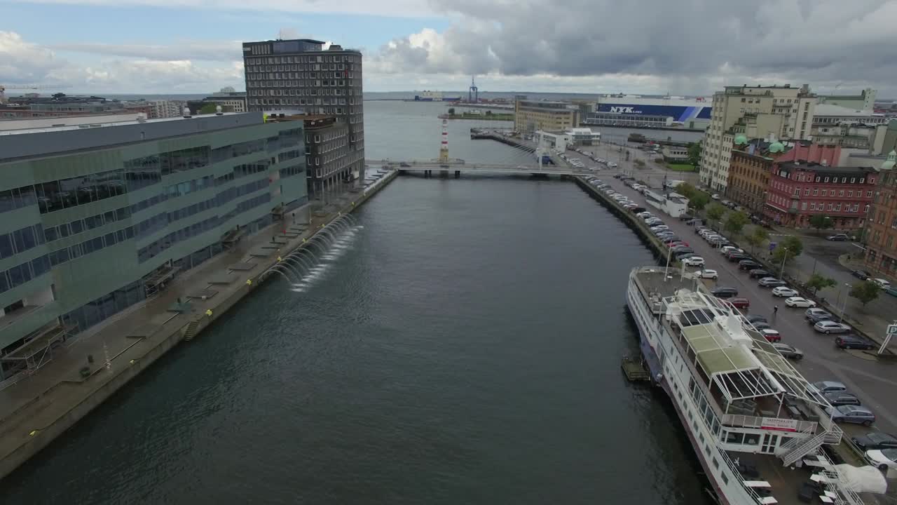 воздушный вид канала в городе малме, швеция. гавань и корабль на заднем плане