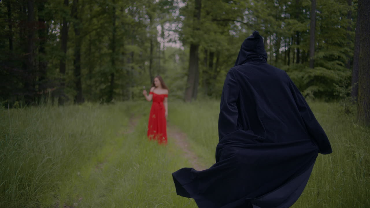 cosechador caminando por una mujer