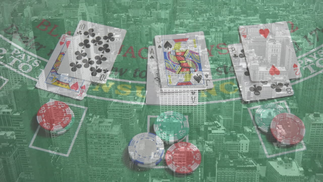animación de cartas de juego de casino y fichas sobre el paisaje urbano