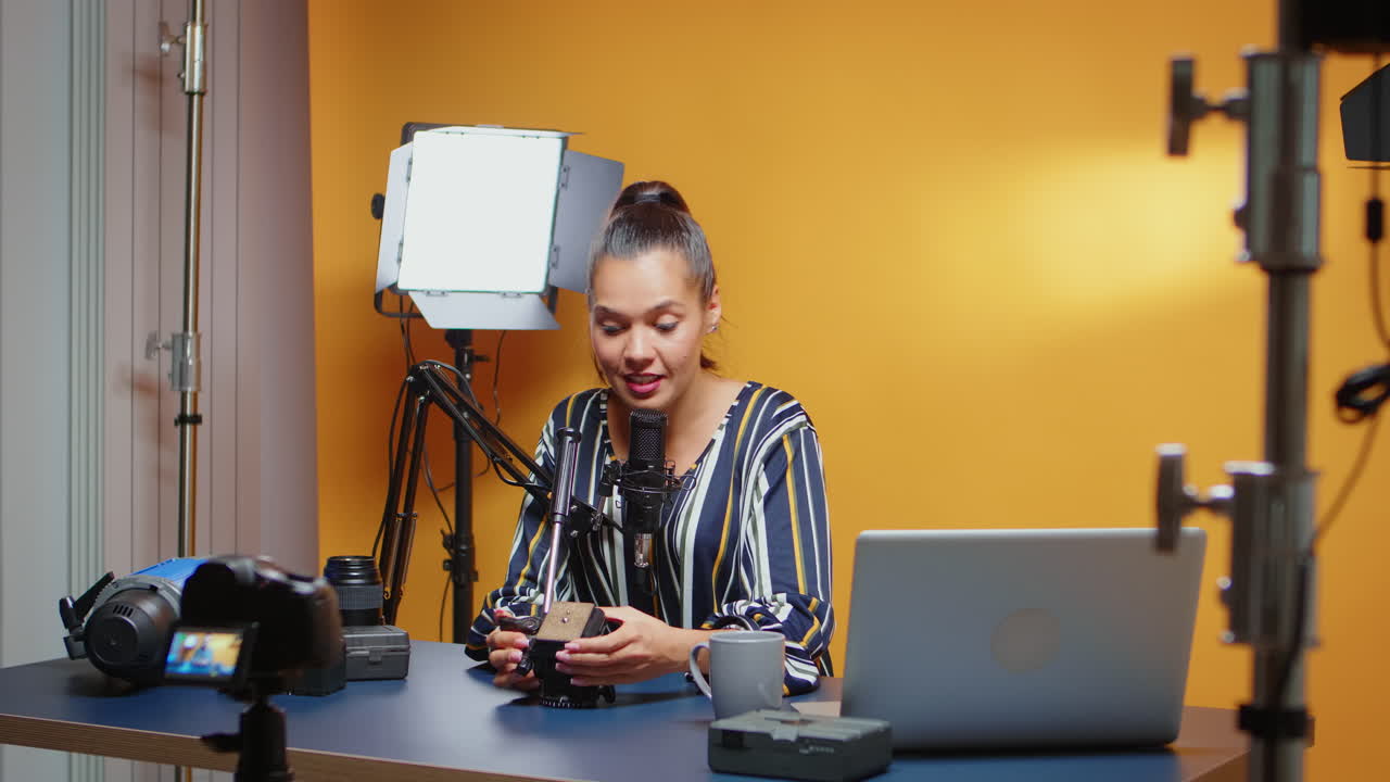 액체 머리에 대한 튜토리얼을 녹음하는 블로거의 무대 뒤에서