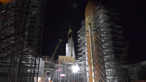 transbordador espacial levantado para ser apilado en posición de lanzamiento