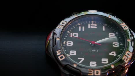 imágenes de primer plano macro en bucle de un reloj analógico de muñeca vintage