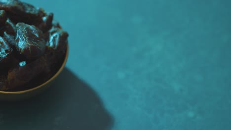 foto macro de la mano tomando una fecha de un tazón
