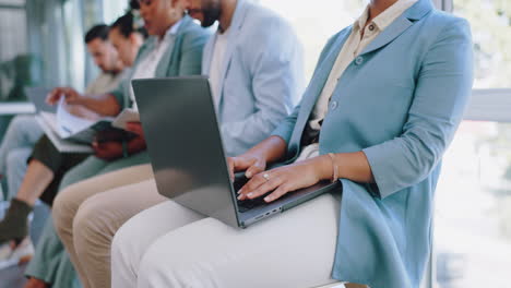 manos, computadora portátil o esperando y una mujer de negocios