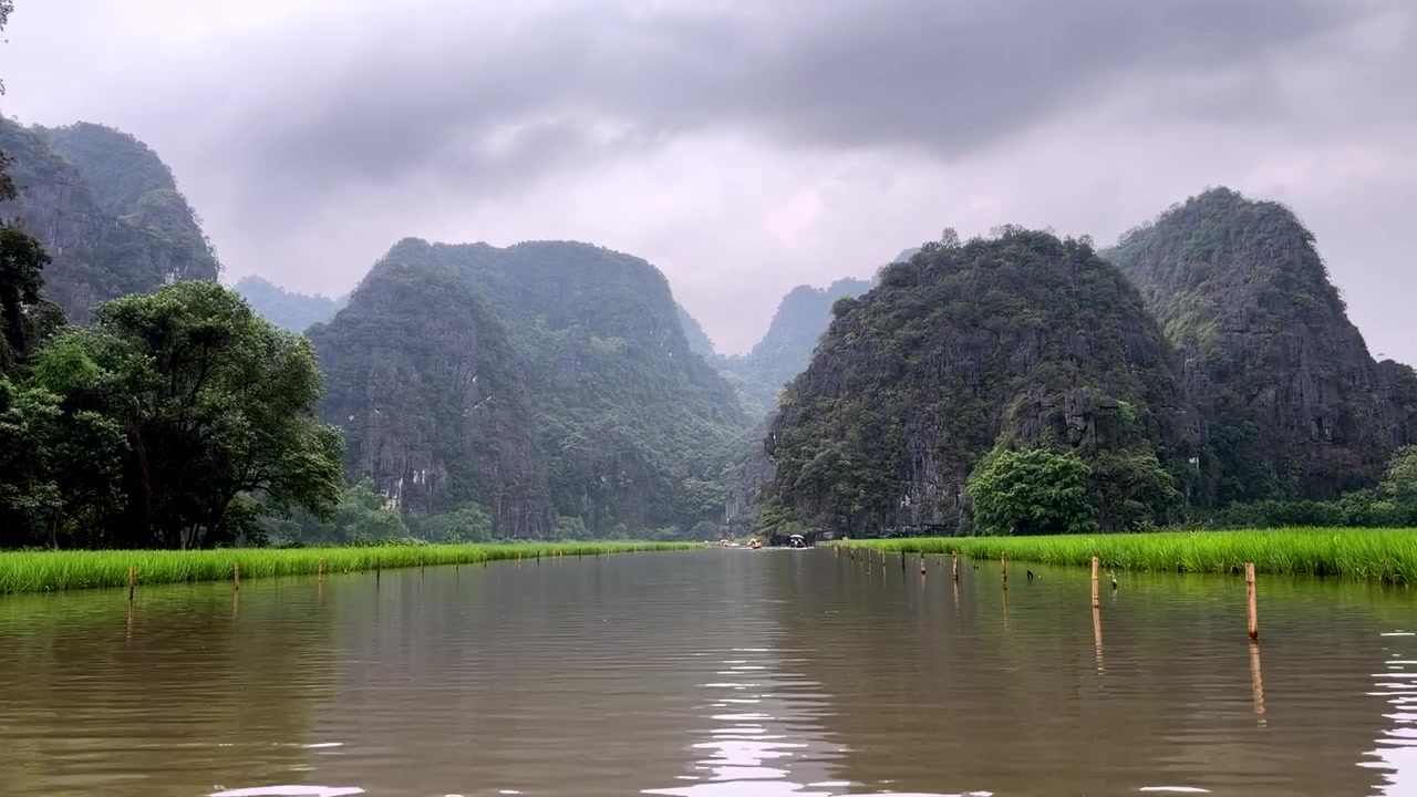 Fredelig udsigt over Ngo Dong-floden, der snor sig gennem kalkstenskarstlandskabet i Tam Coc, Ninh Binh, Vietnam.