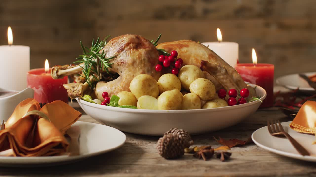 video de bandeja con pavo asado y diversos platos en superficie de madera