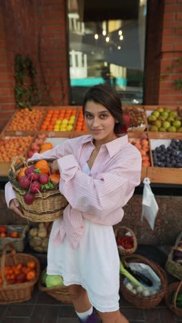 mujer comprando productos en una tienda de comestibles