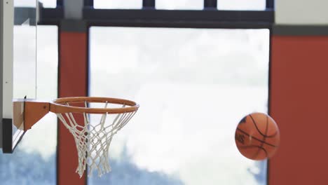 Fliegender-Ball-Im-Indoor-Basketballplatz,-In-Zeitlupe