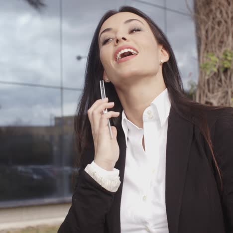 Laughing-vivacious-woman-talking-on-a-mobile