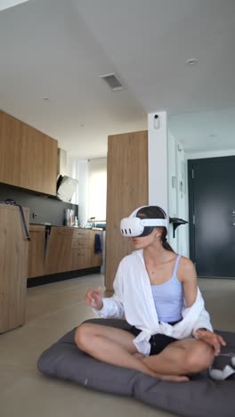 mujer experimentando vr en un hogar moderno