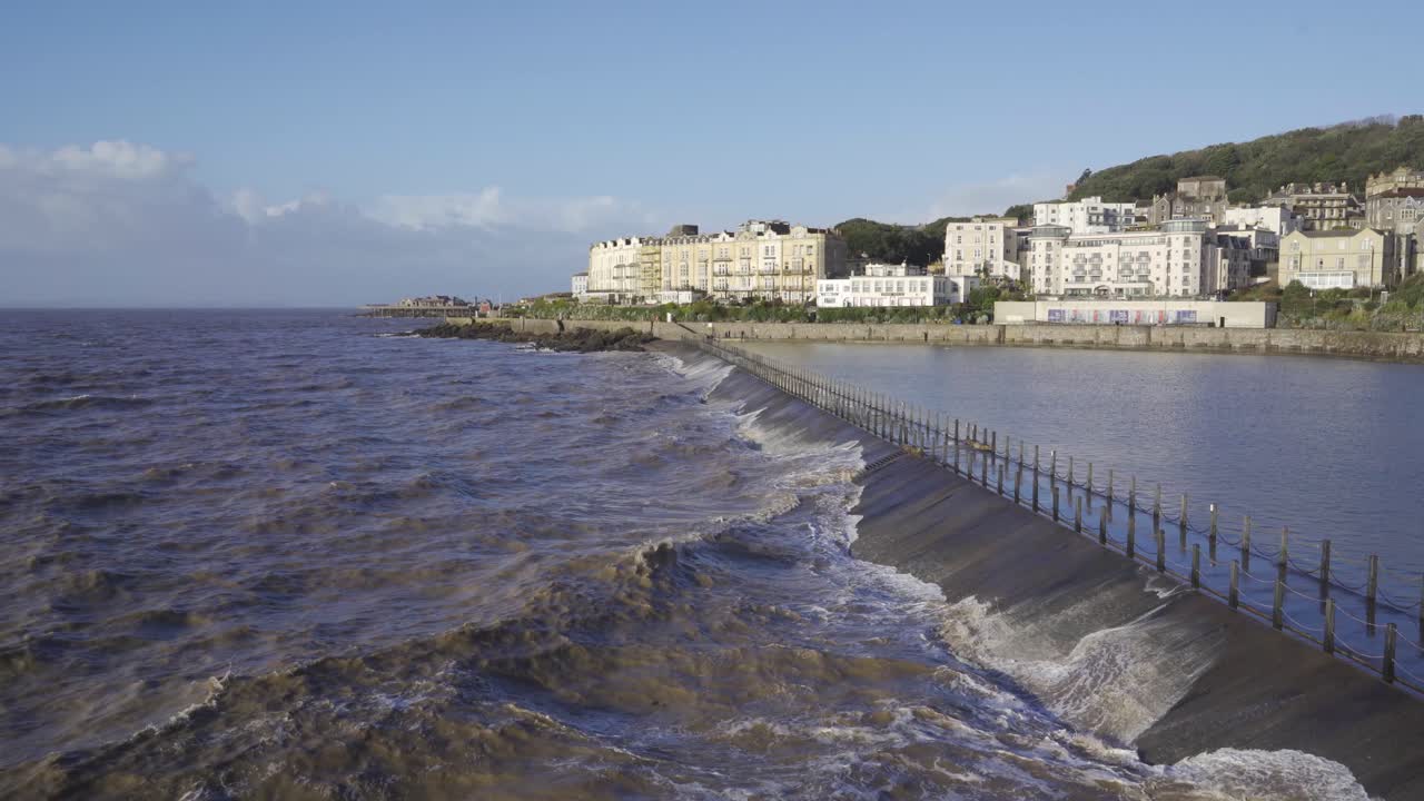 weston super mare, somerset, inglaterra, 22 de diciembre de 2019: olas rompiendo en una playa artificial