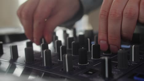 dj mezclando musica