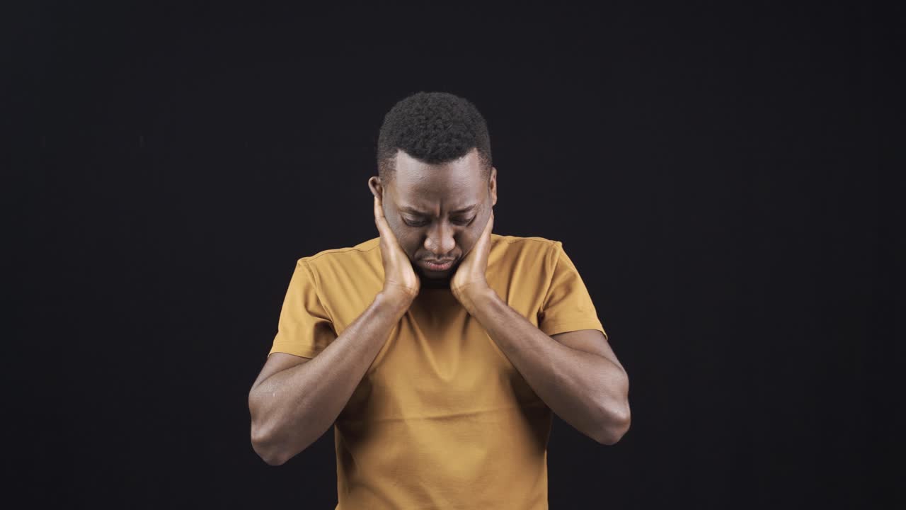 un hombre africano estresado y preocupado se enoja y es agresivo.