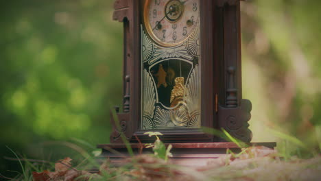 Antiguo-Reloj-De-Péndulo-De-Madera-En-Un-Bosque-En-Cámara-Lenta-De-Tiro-Medio