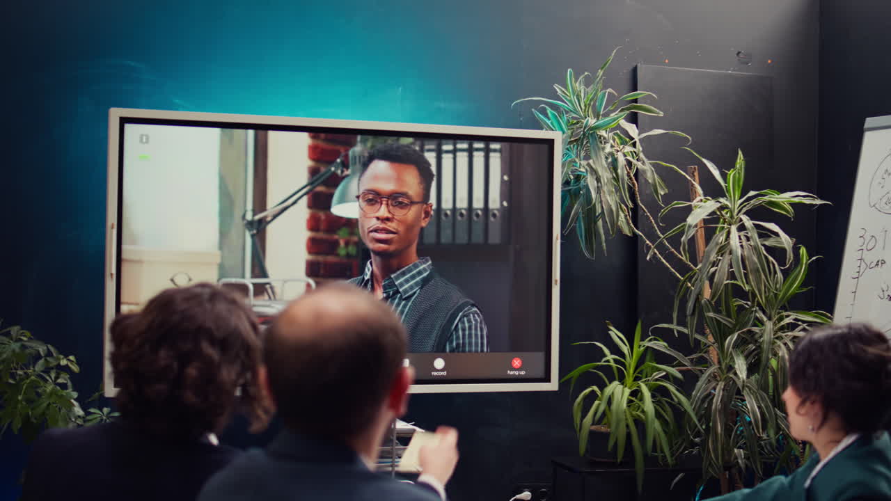 팀은 브리핑을 제시하기 위해 비즈니스 관리자와 회의에 참석합니다.