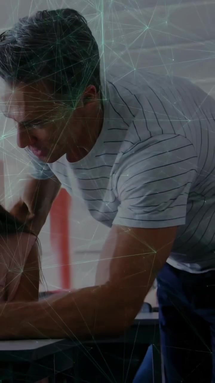 Video verticale: Tutor che cammina nel corridoio, vede un foglio e si china sulla scrivania, con una rete web color verde acqua che evidenzia il lavoro