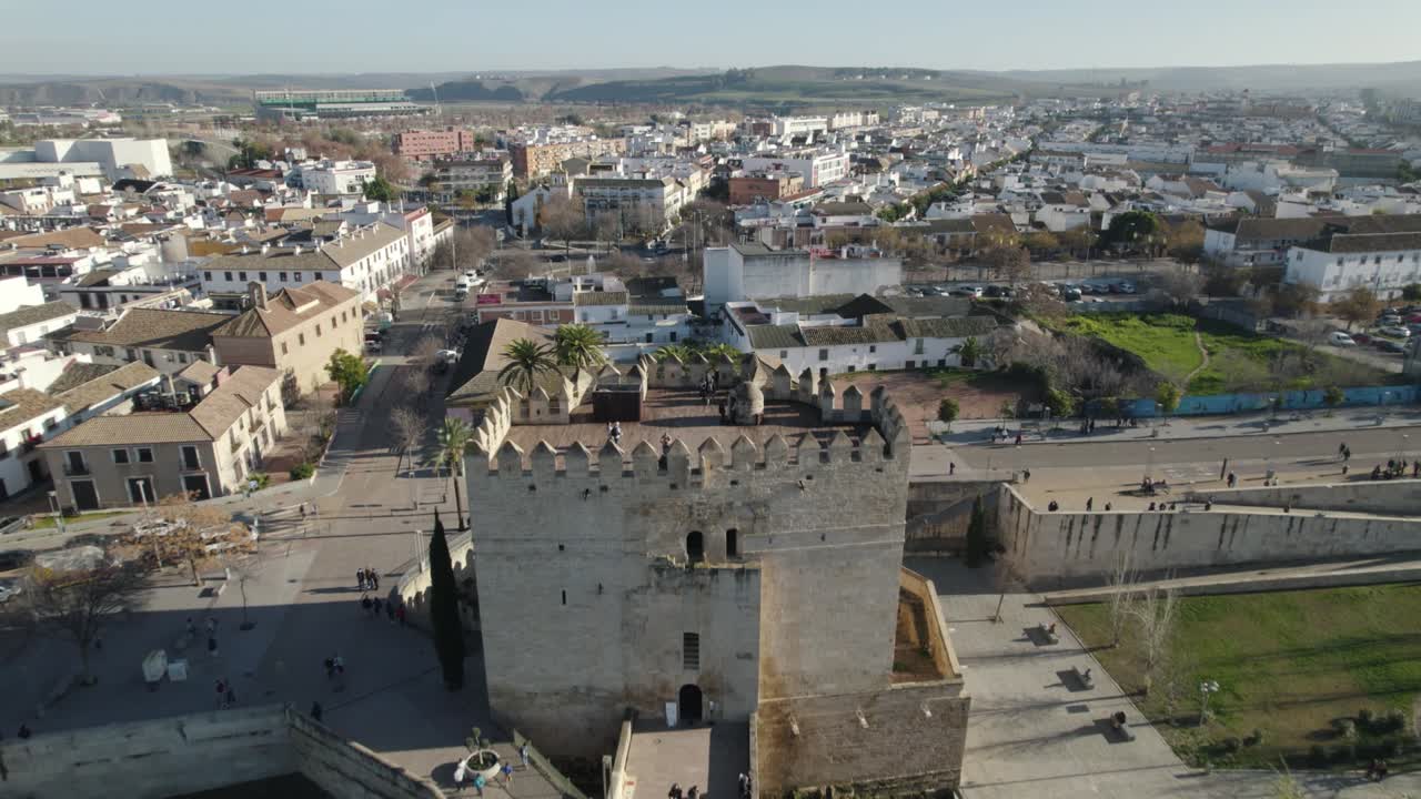 Calahorra Kulesi ortaçağ kapı kulesi ve şehir müzesi üzerinden geriye doğru uçuş