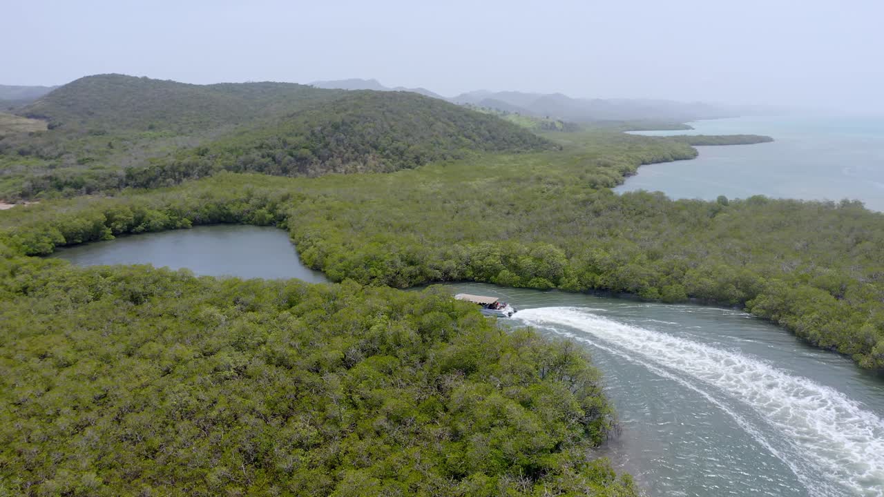 도미니카 공화국의 몬테 크리스티 국립공원에 있는 맹그로브 숲으로 둘러싸인 해안 석호를 따라 보트를 타고 관광