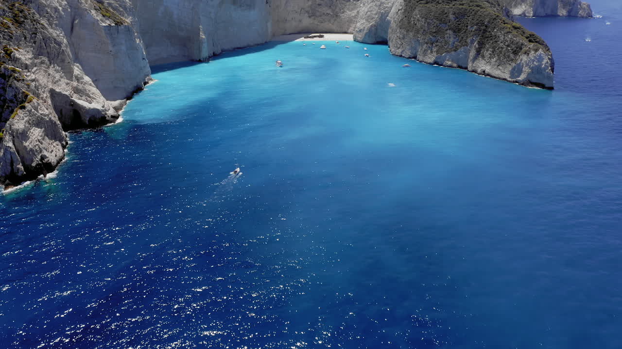 aerial: muestra la bahía de navagio y la playa de naufragios en verano