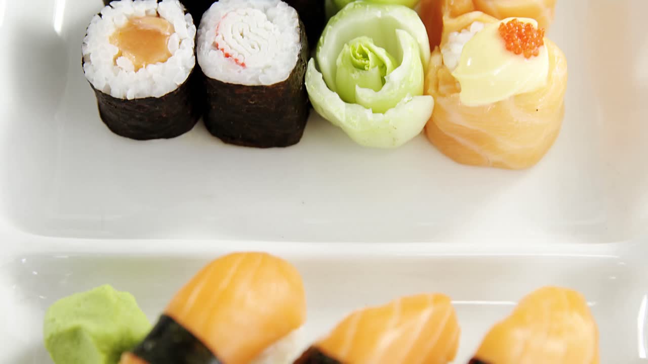 Lautasella tarjoiltu sushi