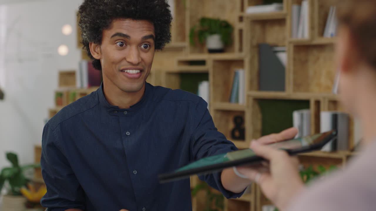 diversos empresarios se reúnen usando tabletas digitales discutiendo proyectos de investigación de marketing compartiendo ideas grupo de gestión colaborando planeando iniciar la empresa crecimiento desarrollo en la oficina