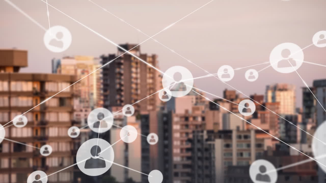 edificios en una ciudad contra el cielo durante la puesta del sol.