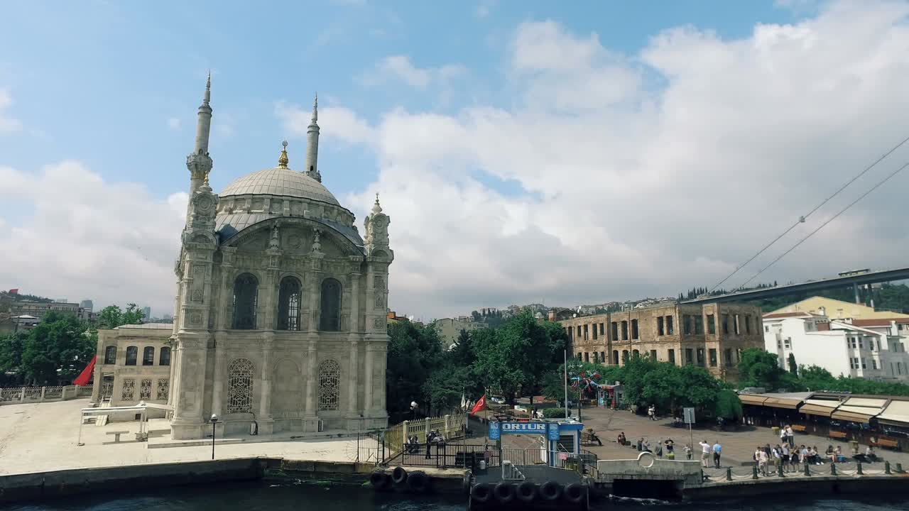 la mezquita de ortakoy y el puente del bósforo que conecta los continentes de europa y asia, estambul, turquía