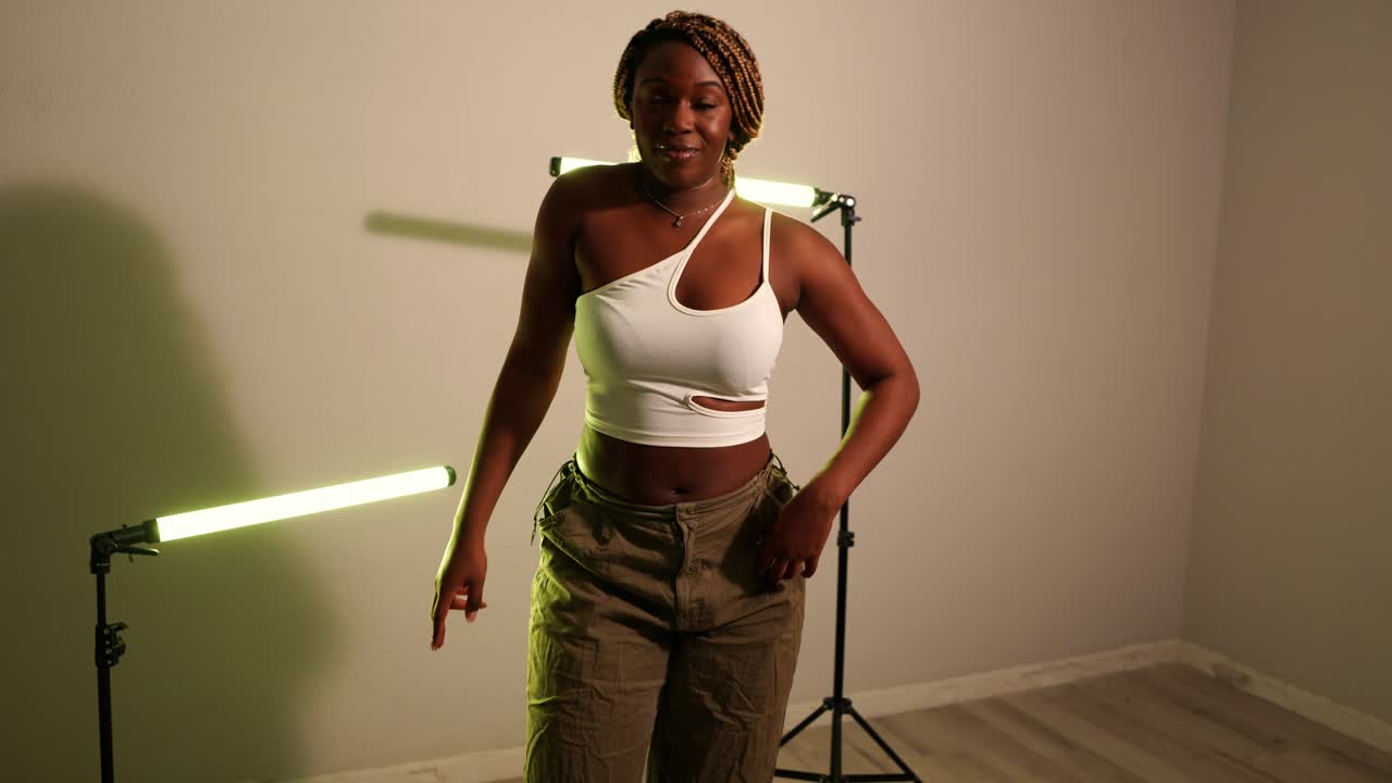 Femme posant dans un studio avec des lumières